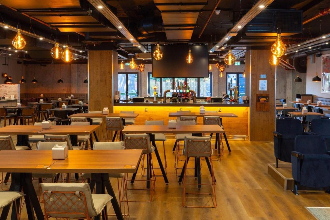 Village Hotel 브랙넬 외부 사진